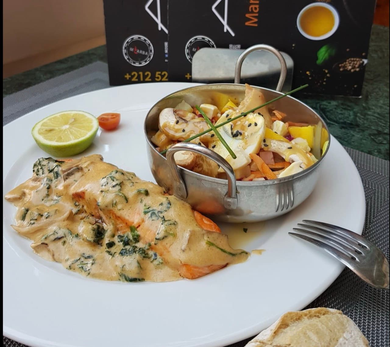 Plat préparé à la minute au restaurant AZYR Express Targa
